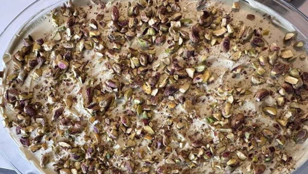 Assembling layers of pistachio tiramisu